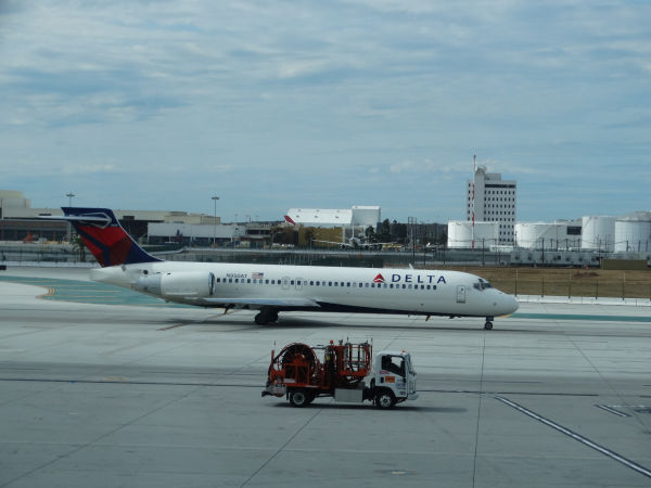 us-delta-n95oat-lax-291016-full.jpg