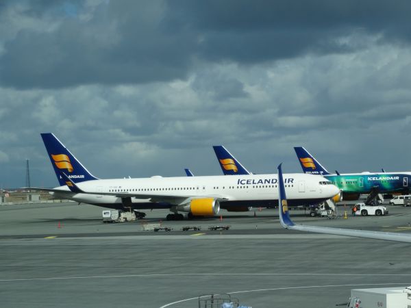 is-icelandair-b767+2xb757-keflavik-180518-full.jpg